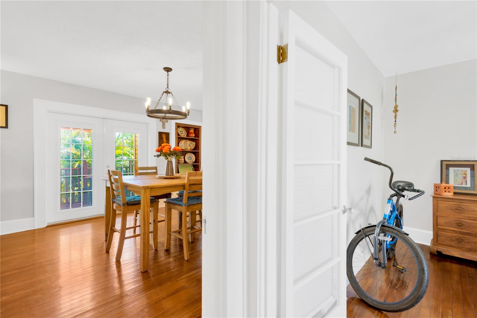 Listing photo id 15 for 918 24th Avenue N