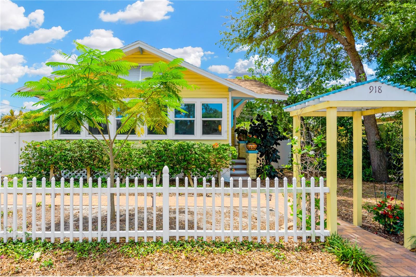 Listing photo id 0 for 918 24th Avenue N