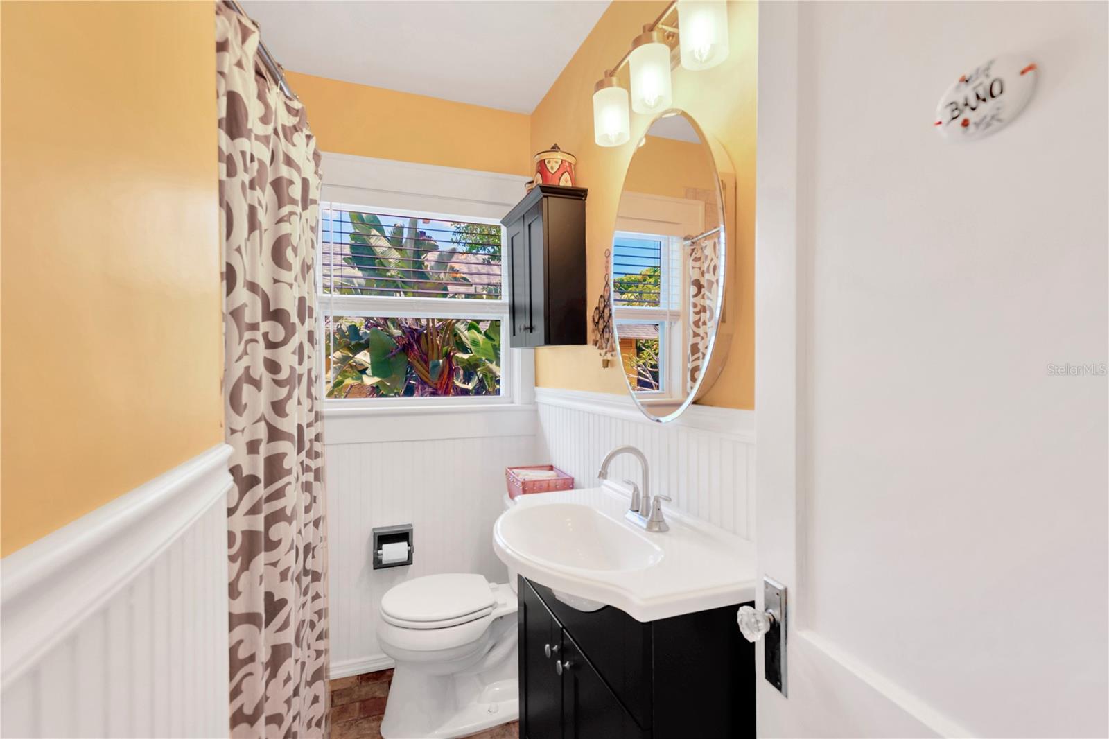 Listing photo id 18 for 918 24th Avenue N