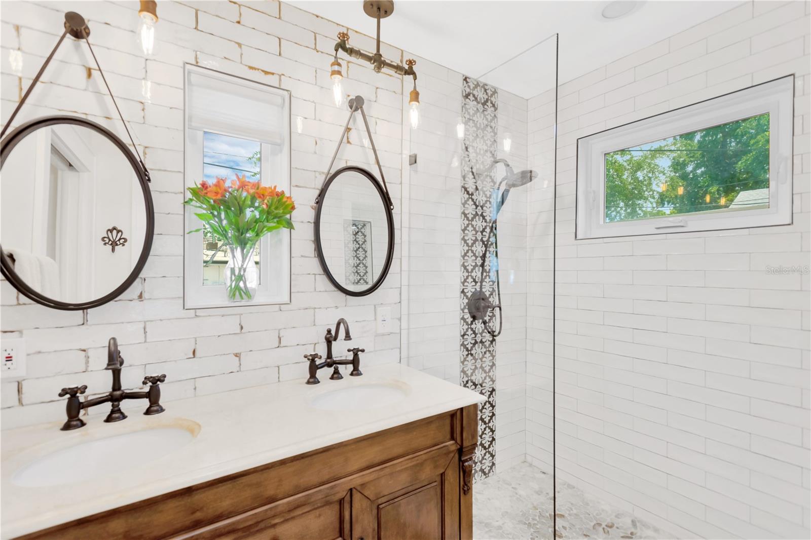 Listing photo id 25 for 918 24th Avenue N