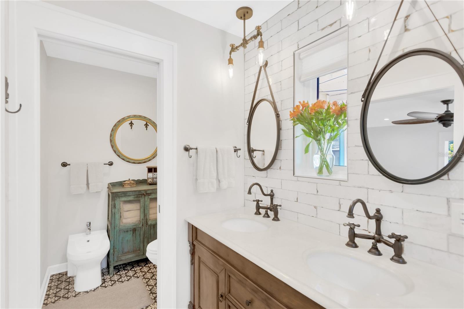 Listing photo id 26 for 918 24th Avenue N