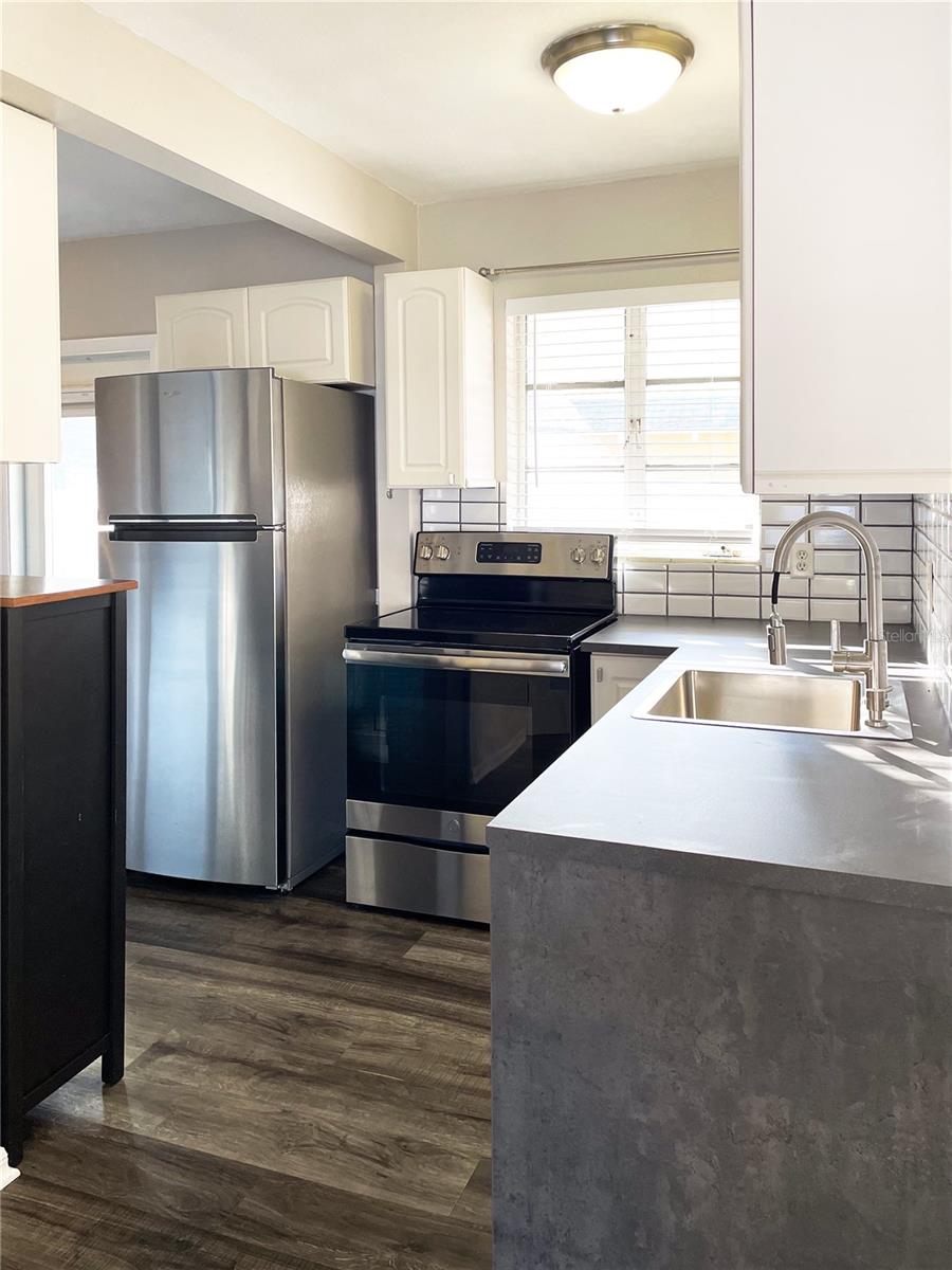 Listing photo id 30 for 918 24th Avenue N