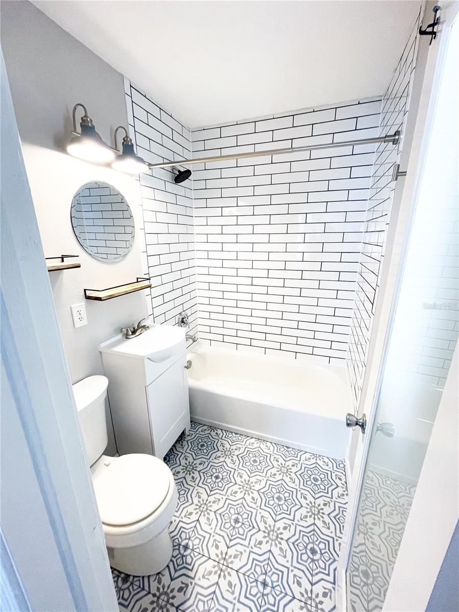 Listing photo id 31 for 918 24th Avenue N