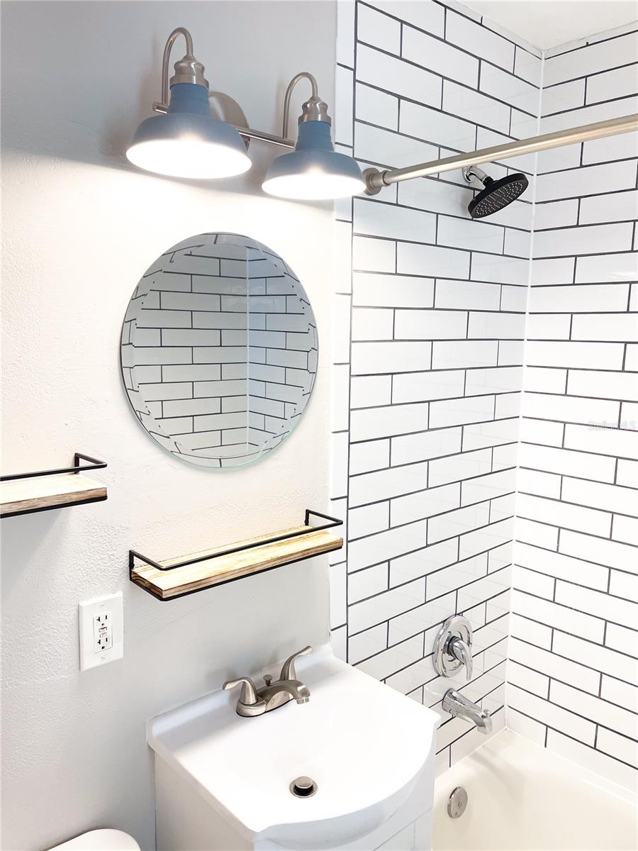 Listing photo id 32 for 918 24th Avenue N