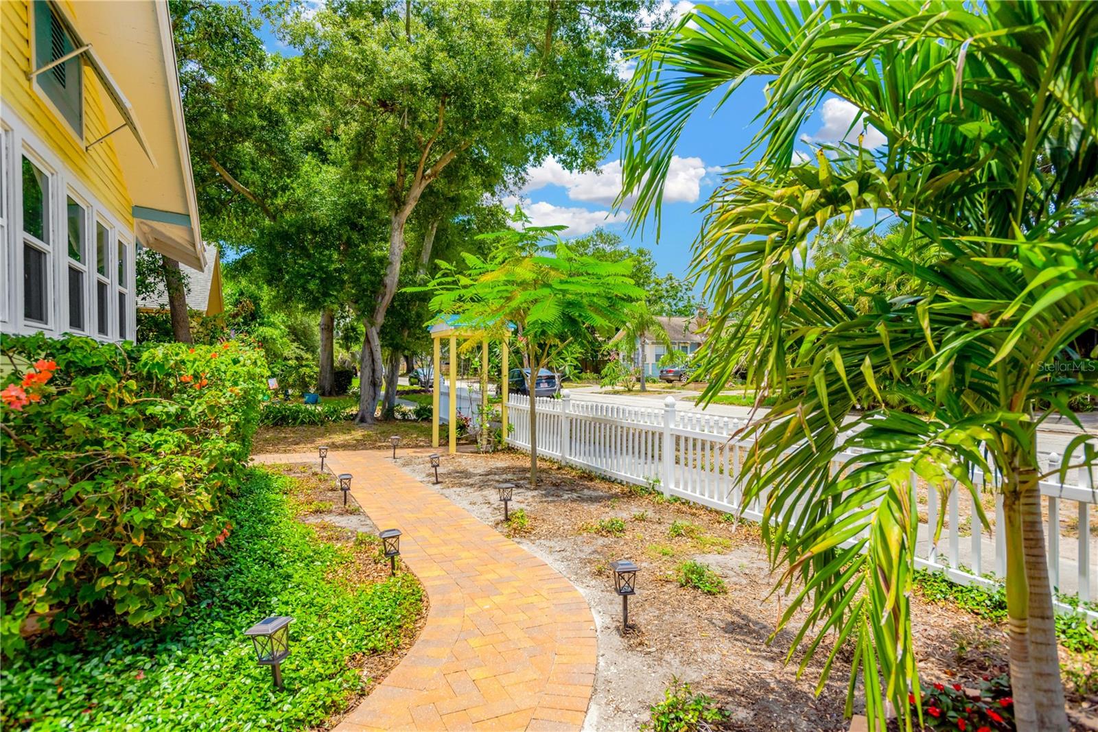 Listing photo id 2 for 918 24th Avenue N