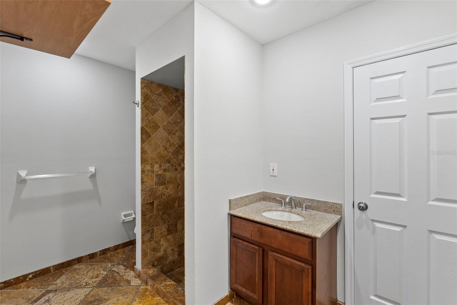 Image 24 of 54 For 723 Pent Street