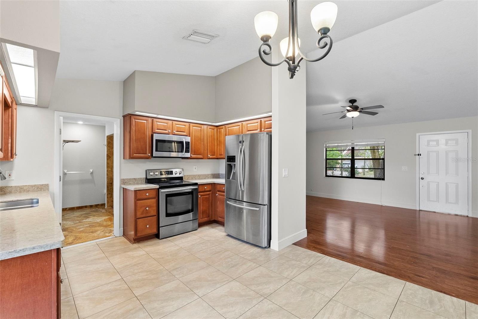 Image 5 of 54 For 723 Pent Street