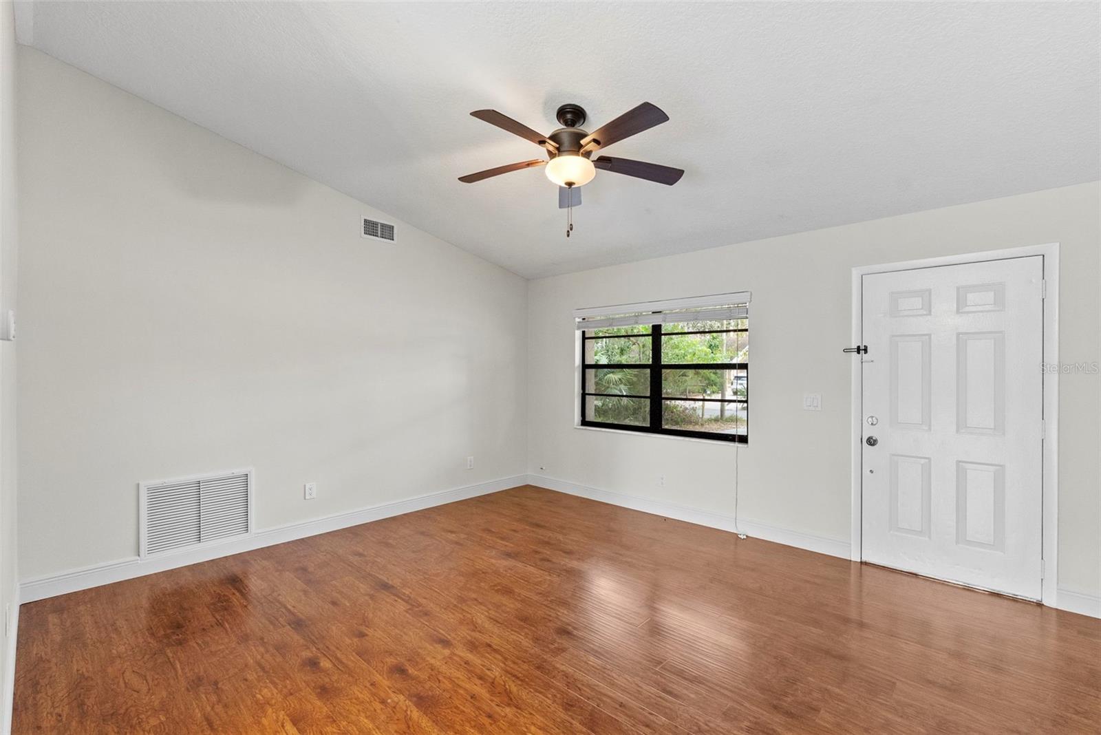 Image 7 of 54 For 723 Pent Street