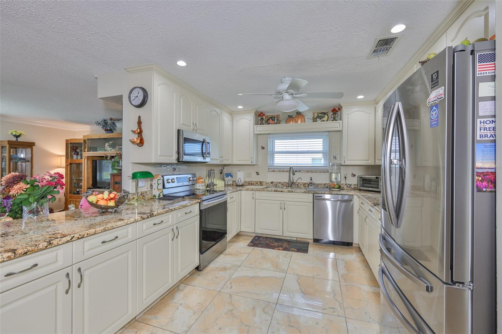 Listing photo id 12 for 2106 View Drive