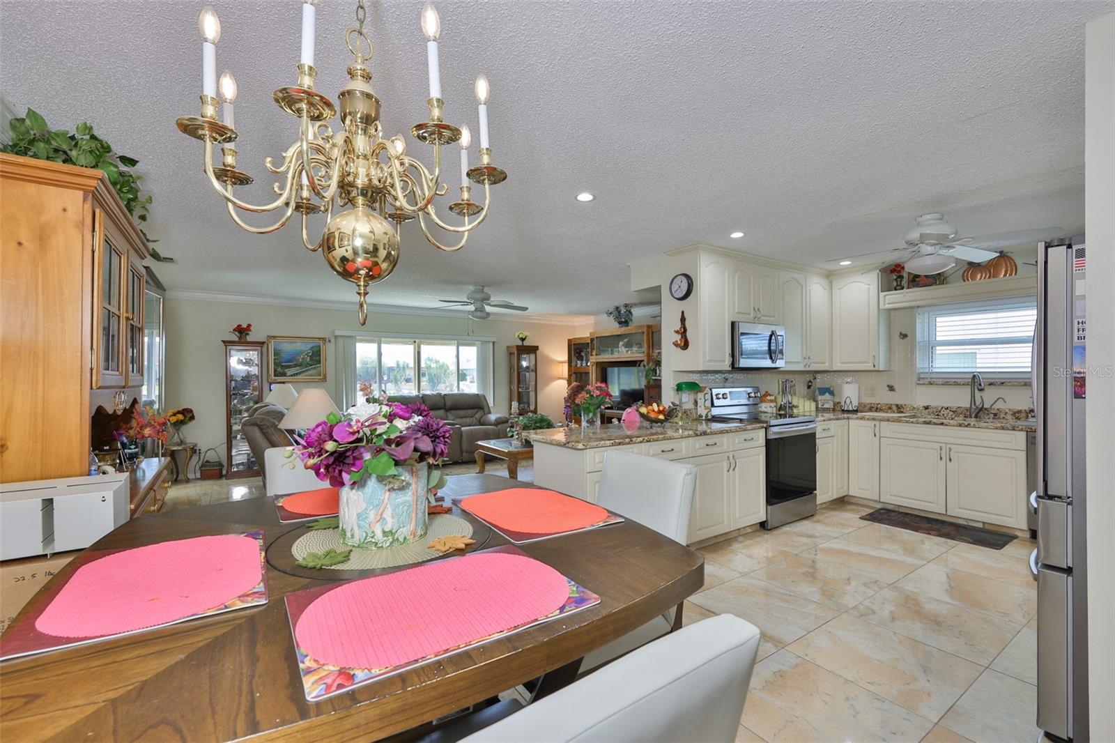 Listing photo id 17 for 2106 View Drive