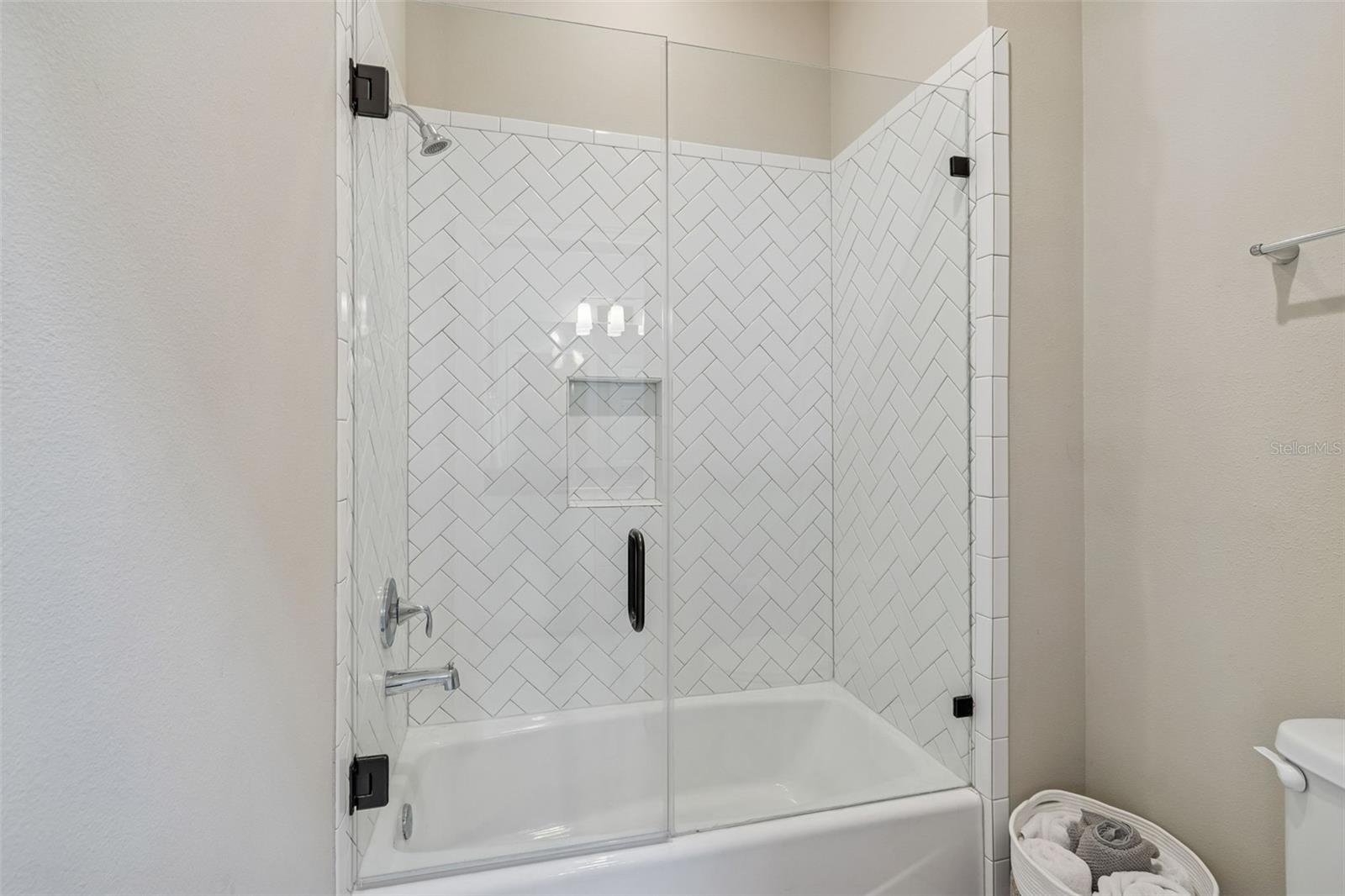 Image 32 of 42 For 2906 Hawthorne Road