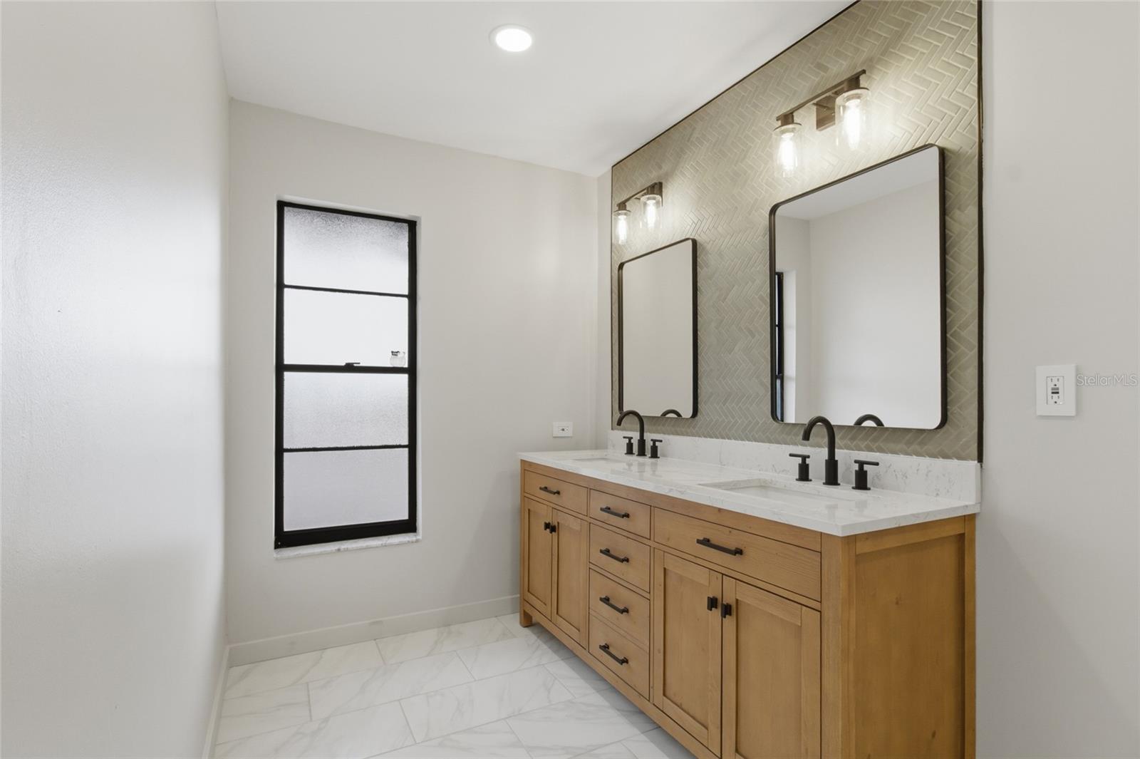 Image 13 of 35 For 2932 Sweetgum Way S