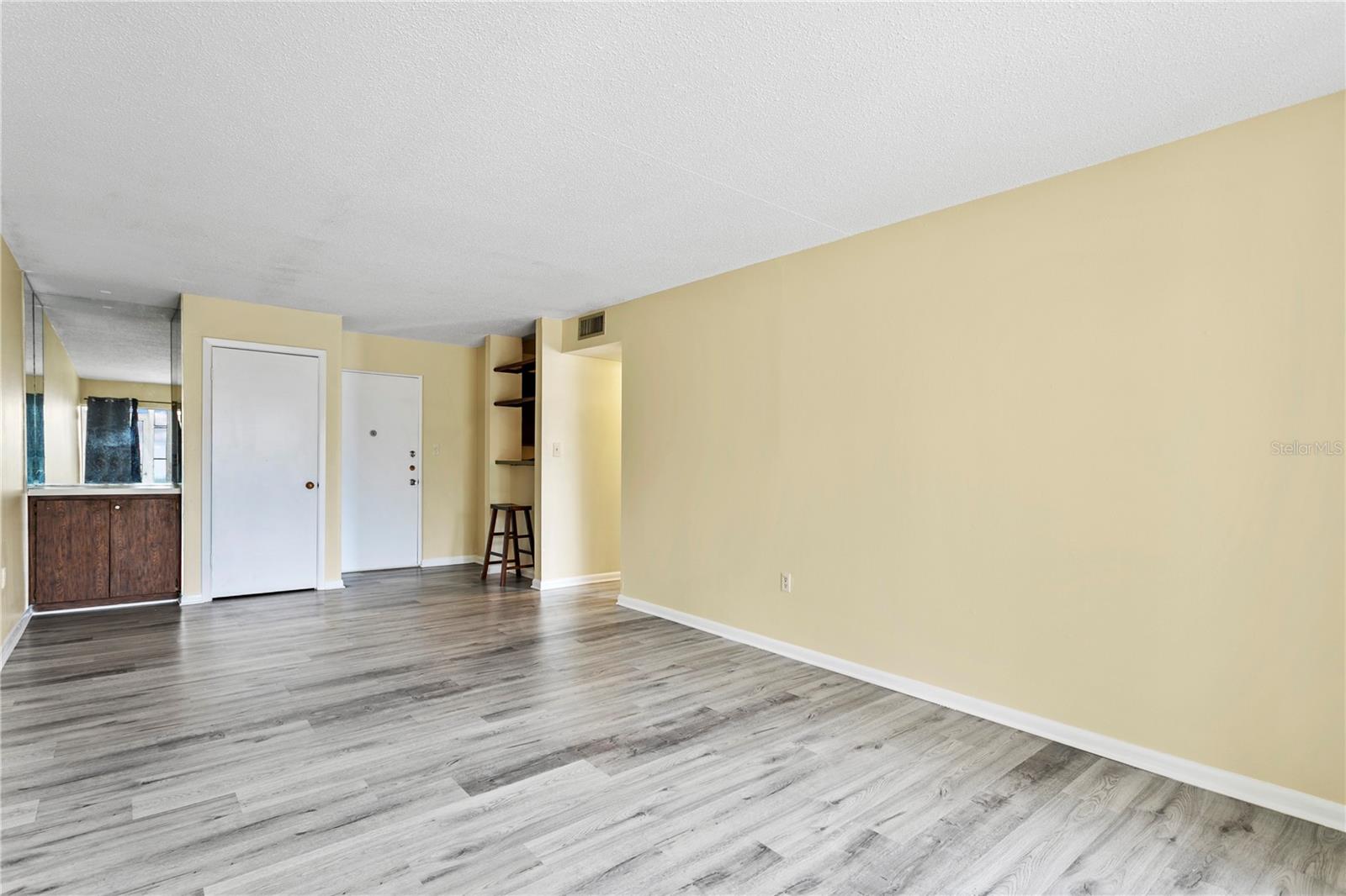 Listing photo id 8 for 2302 Manhattan Avenue 111