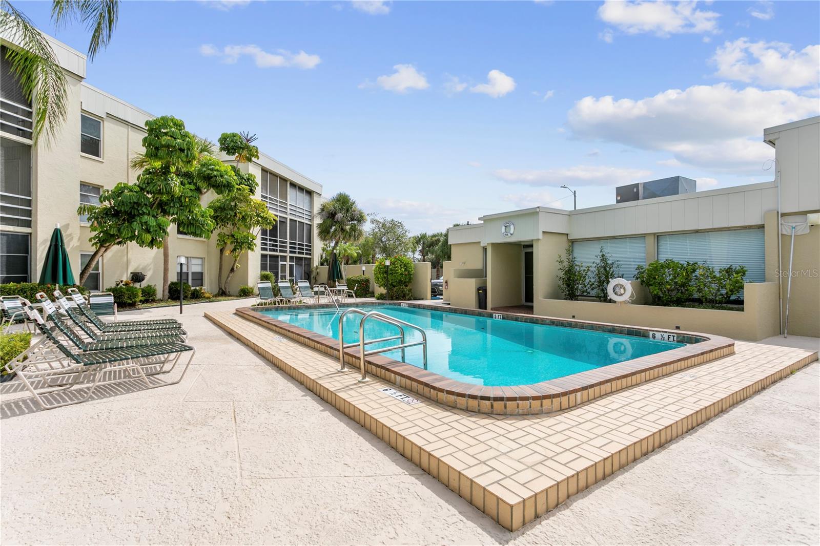 Listing photo id 2 for 2302 Manhattan Avenue 111