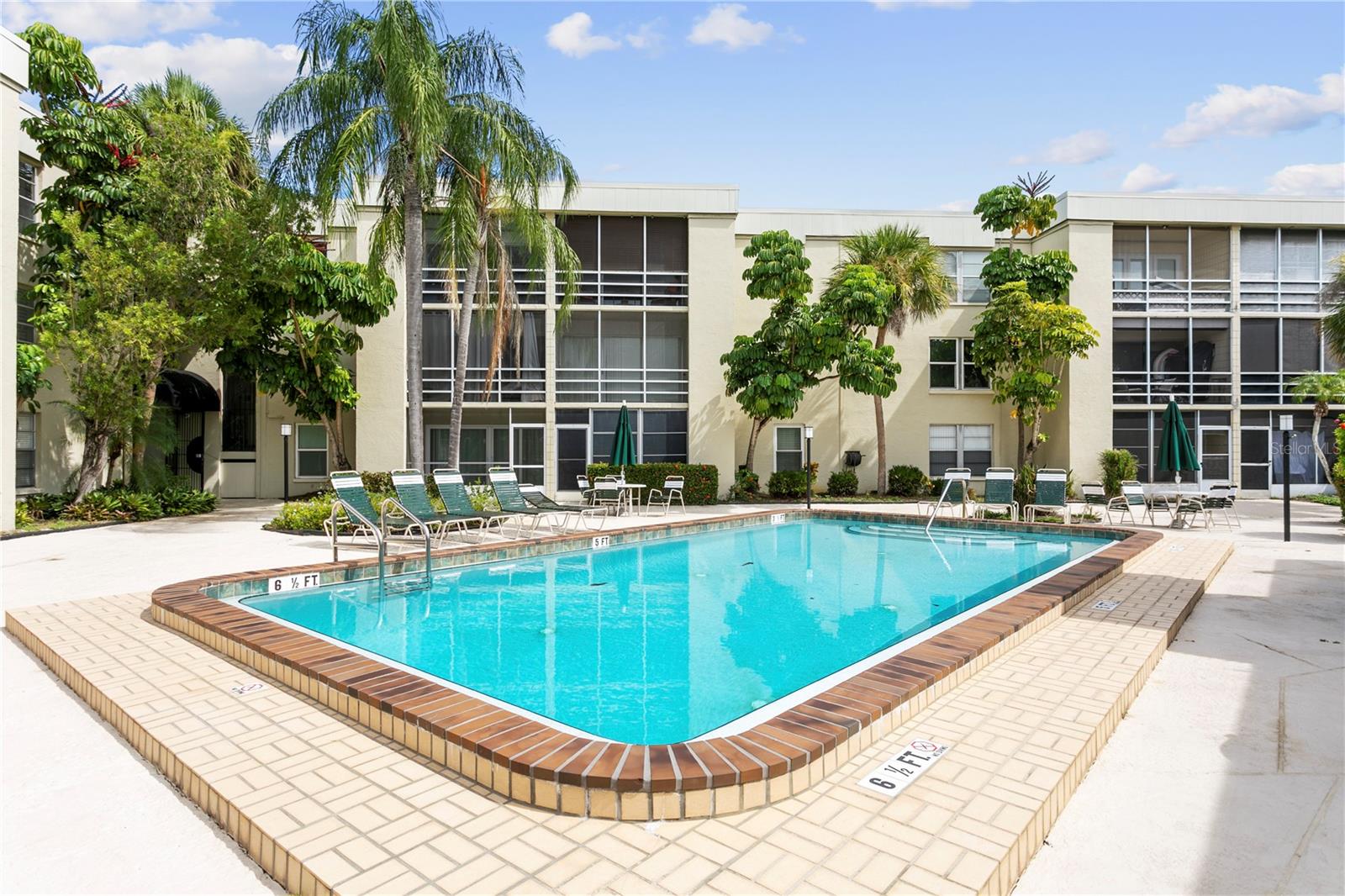 Listing photo id 3 for 2302 Manhattan Avenue 111