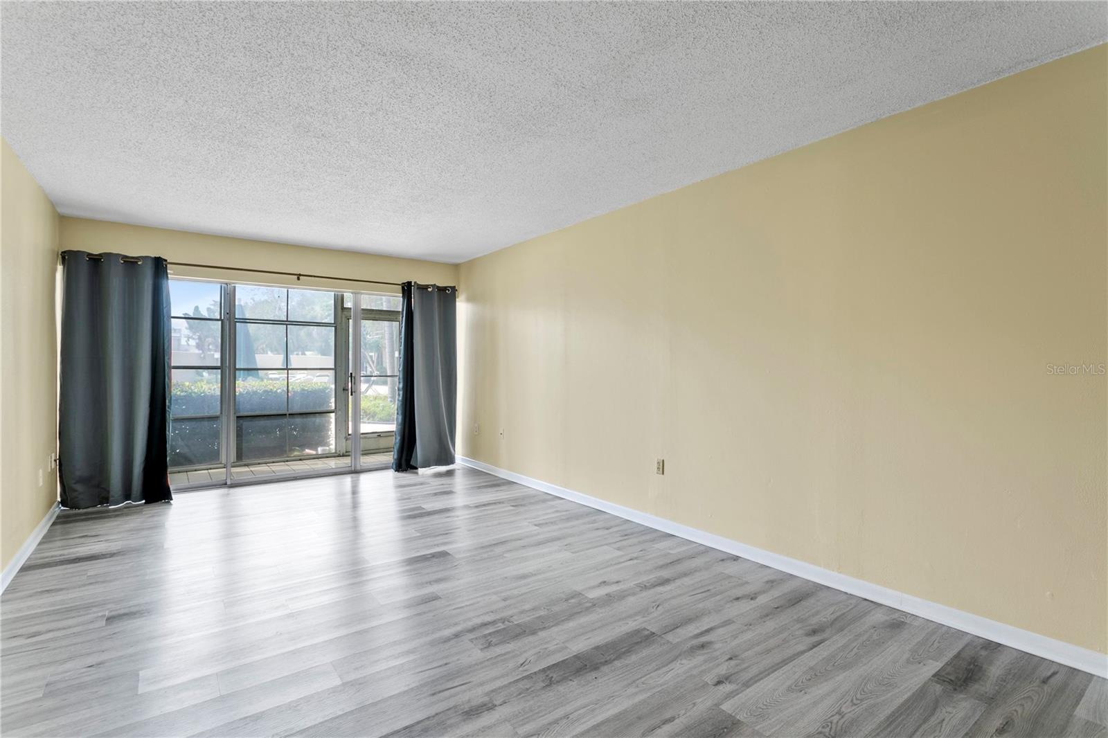 Listing photo id 4 for 2302 Manhattan Avenue 111