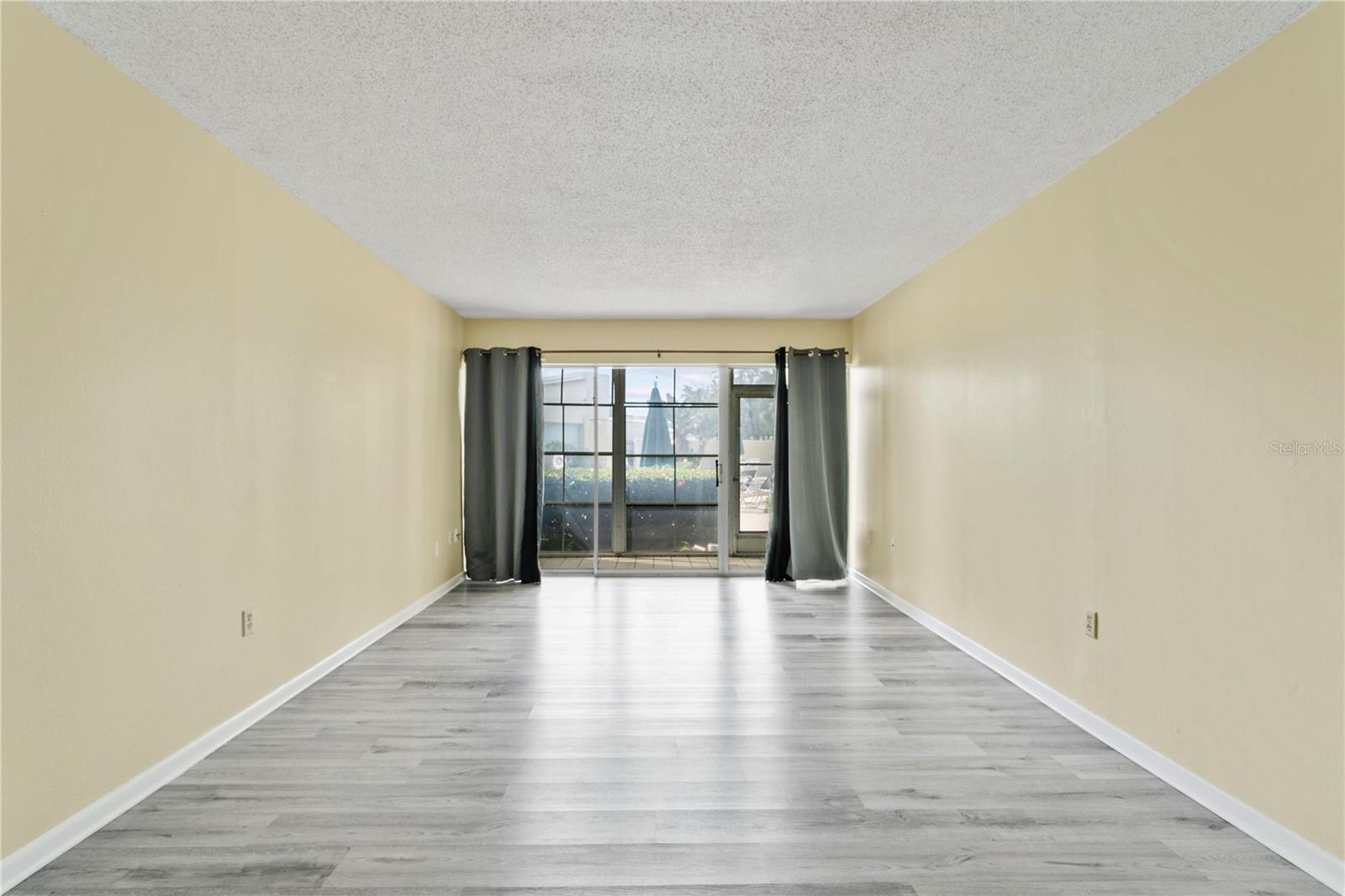 Listing photo id 5 for 2302 Manhattan Avenue 111