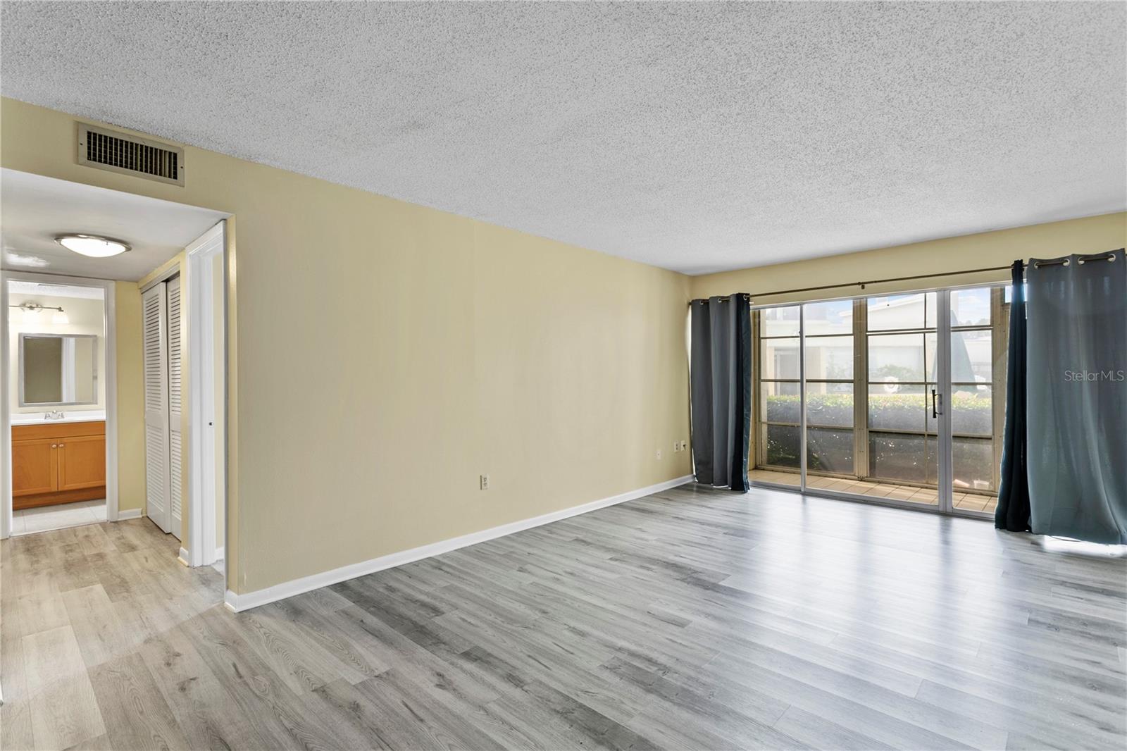 Listing photo id 6 for 2302 Manhattan Avenue 111