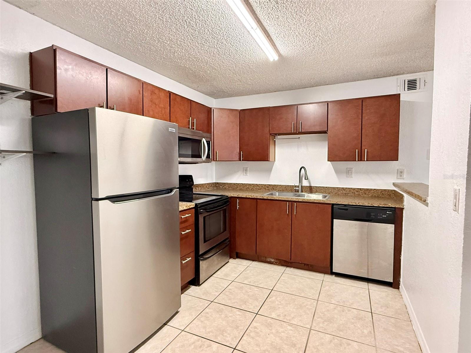 Listing photo id 3 for 21038 Voyager Boulevard 3