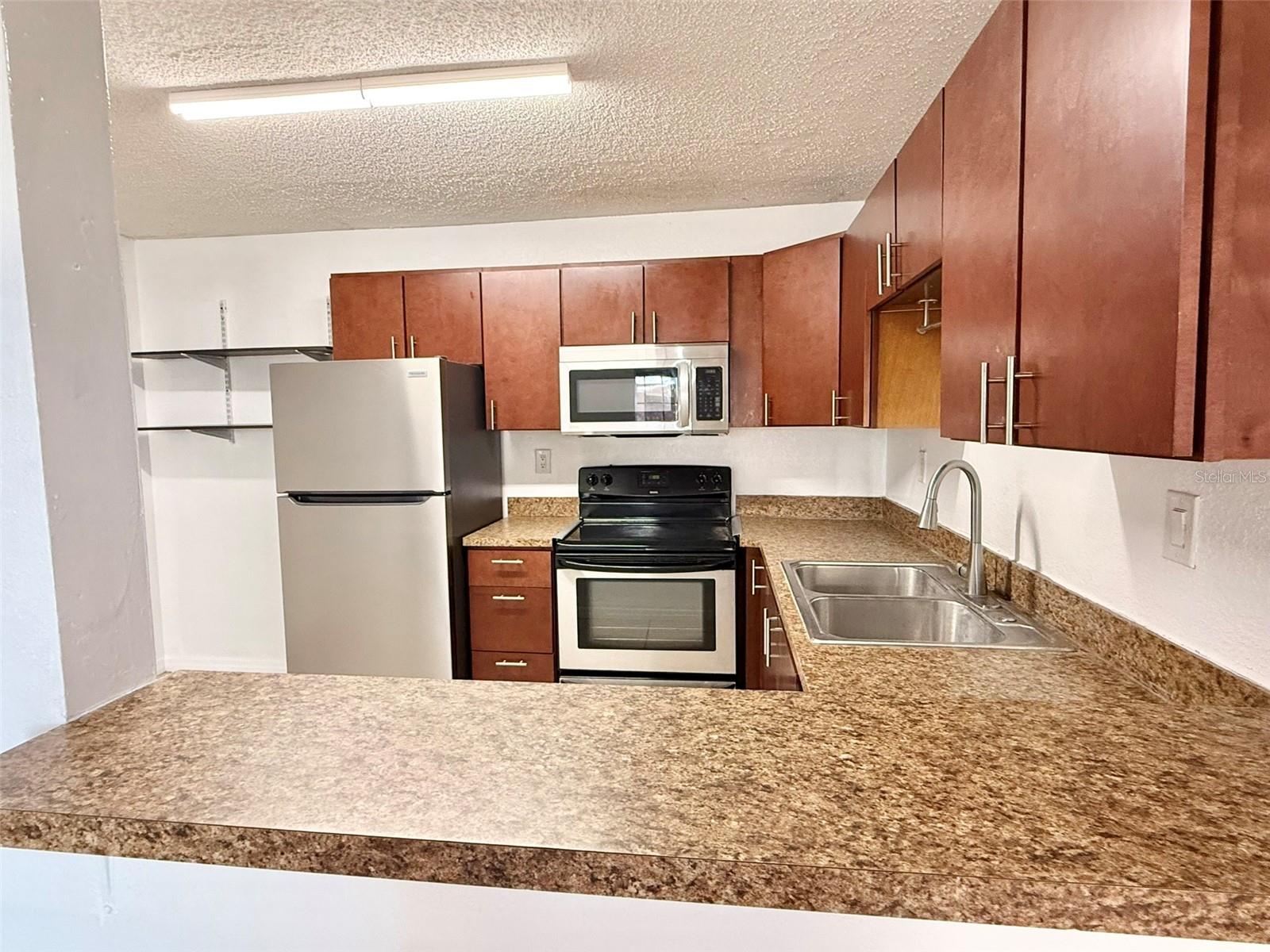 Listing photo id 4 for 21038 Voyager Boulevard 3