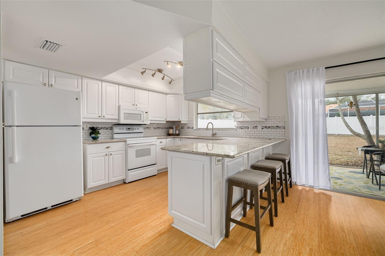 Listing photo id 8 for 3301 San Gabriel Street