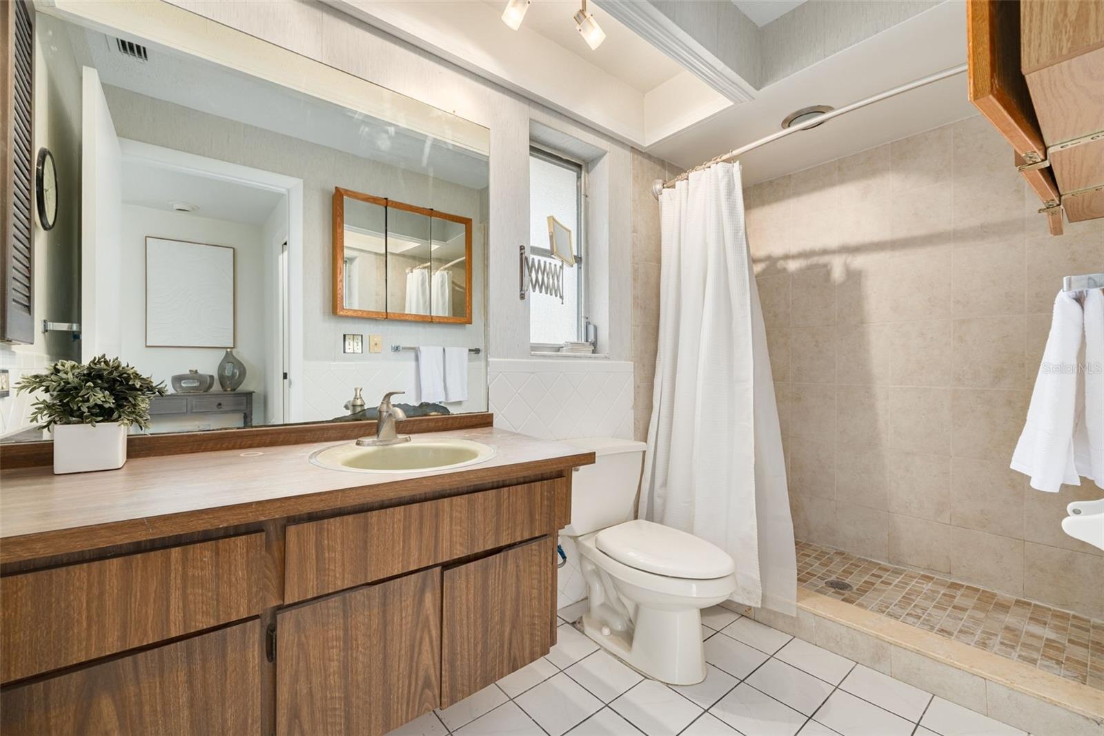 Listing photo id 14 for 3301 San Gabriel Street