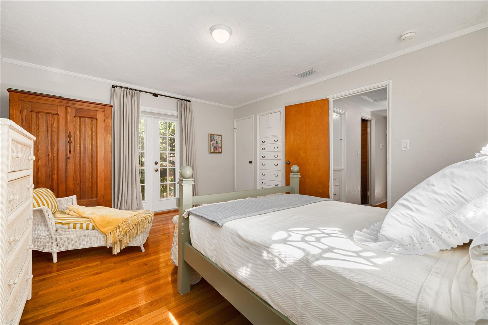 Image 38 of 54 For 438 Villagrande Avenue S