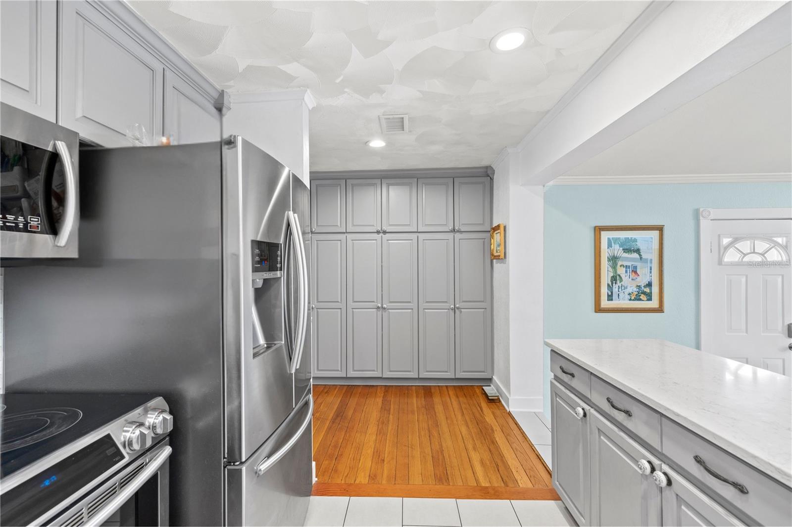 Listing photo id 7 for 3704 Platt Street