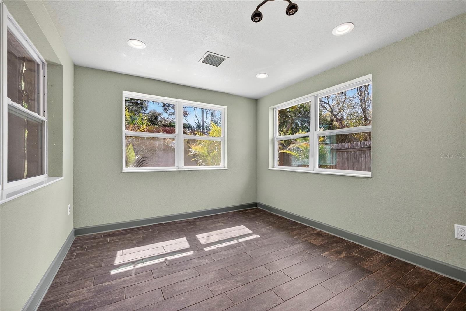 Image 20 of 30 For 1210 46th Avenue N