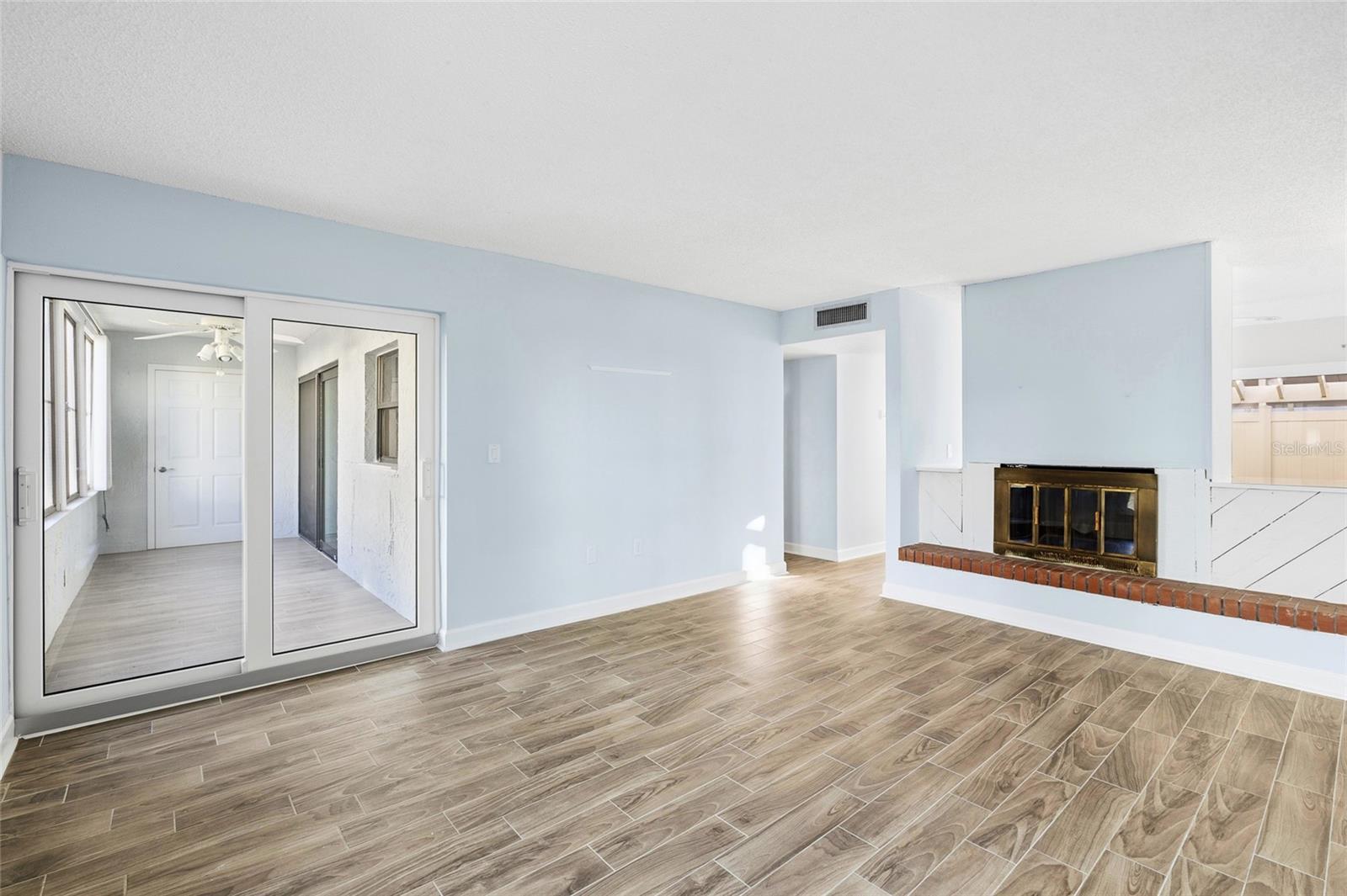 Listing photo id 8 for 1 Windrush Boulevard 21