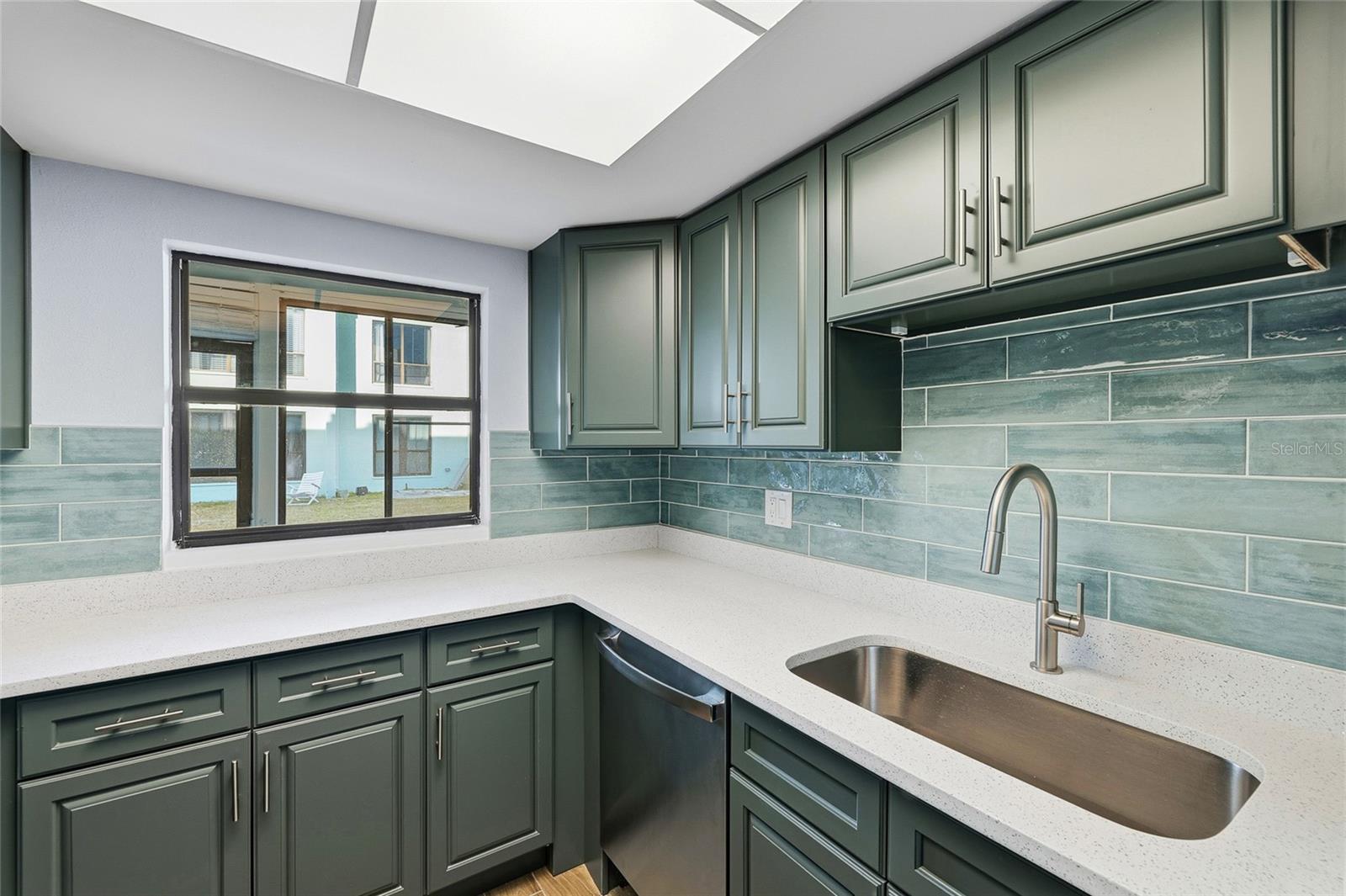 Listing photo id 10 for 1 Windrush Boulevard 21