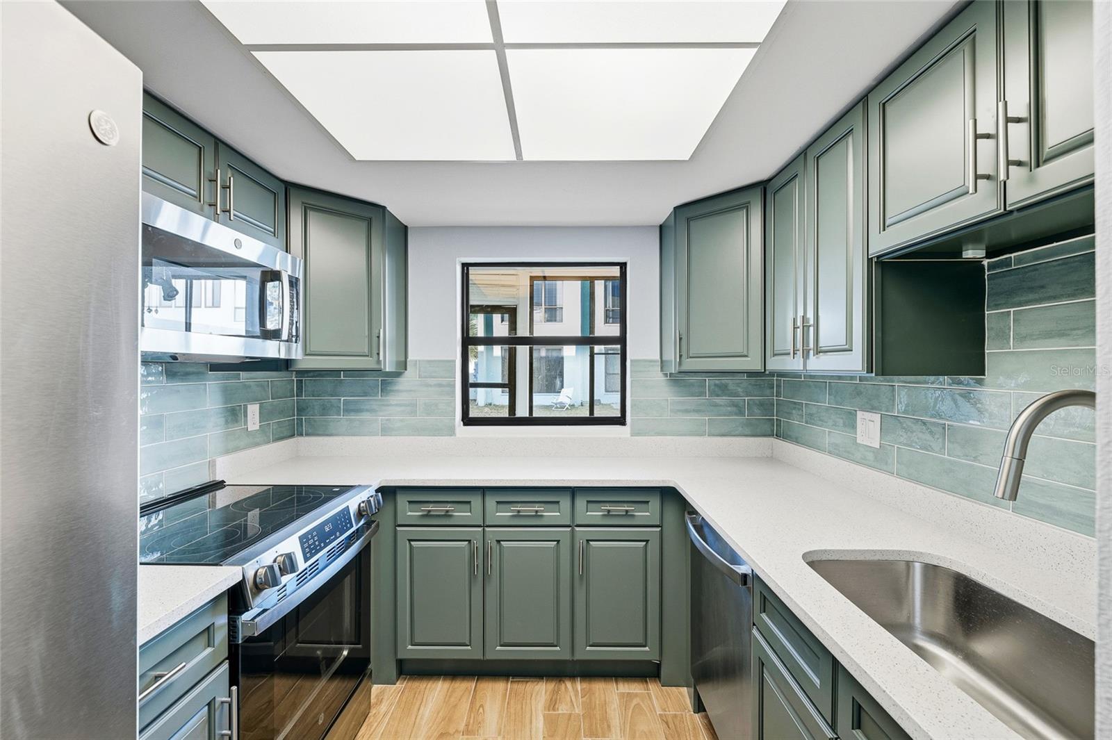 Listing photo id 11 for 1 Windrush Boulevard 21