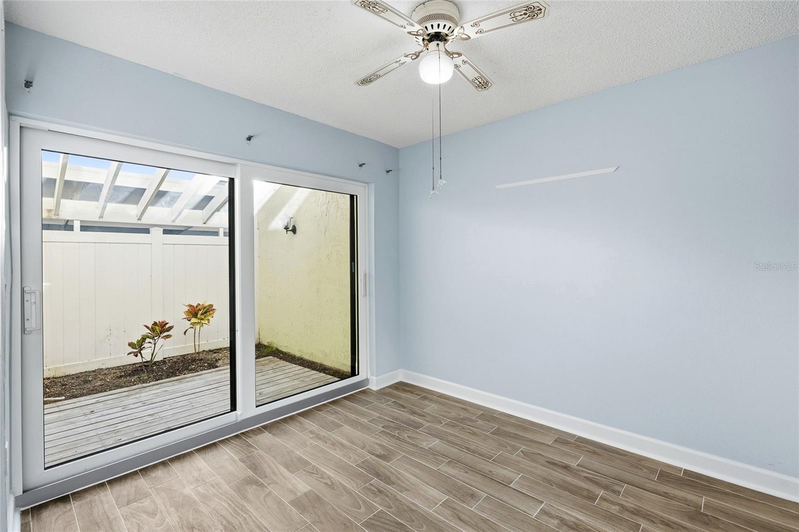 Listing photo id 16 for 1 Windrush Boulevard 21