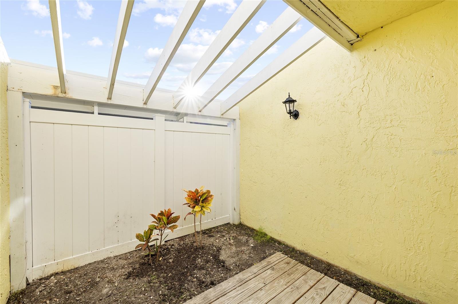 Listing photo id 17 for 1 Windrush Boulevard 21