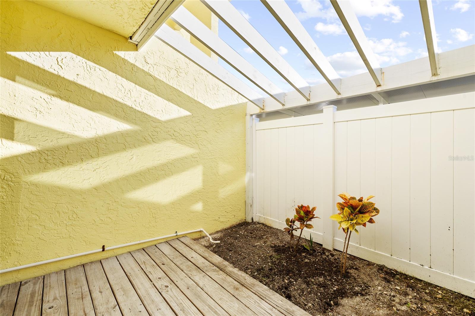 Listing photo id 18 for 1 Windrush Boulevard 21