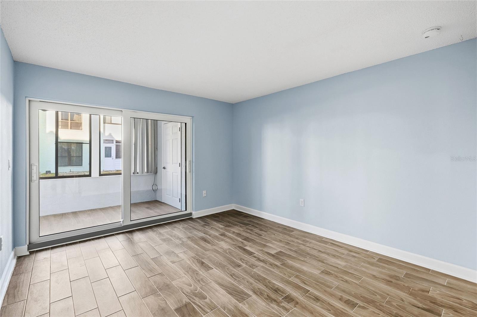 Listing photo id 21 for 1 Windrush Boulevard 21