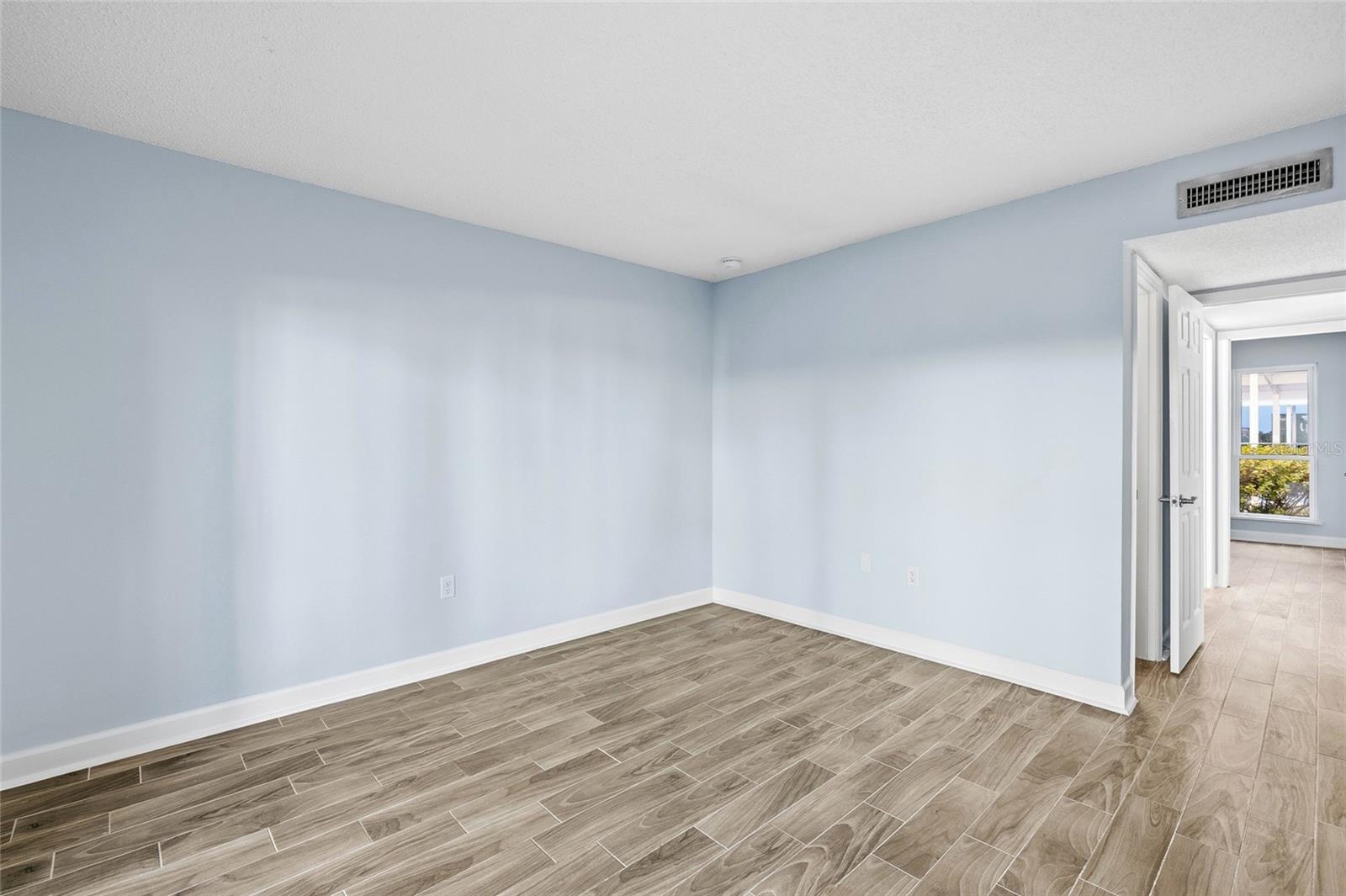 Listing photo id 23 for 1 Windrush Boulevard 21