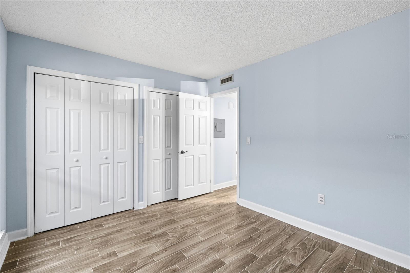 Listing photo id 27 for 1 Windrush Boulevard 21