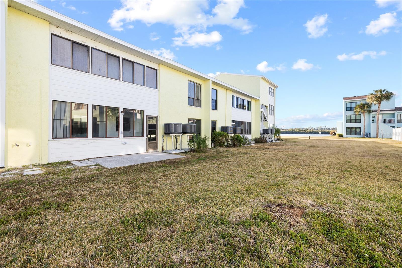 Listing photo id 31 for 1 Windrush Boulevard 21
