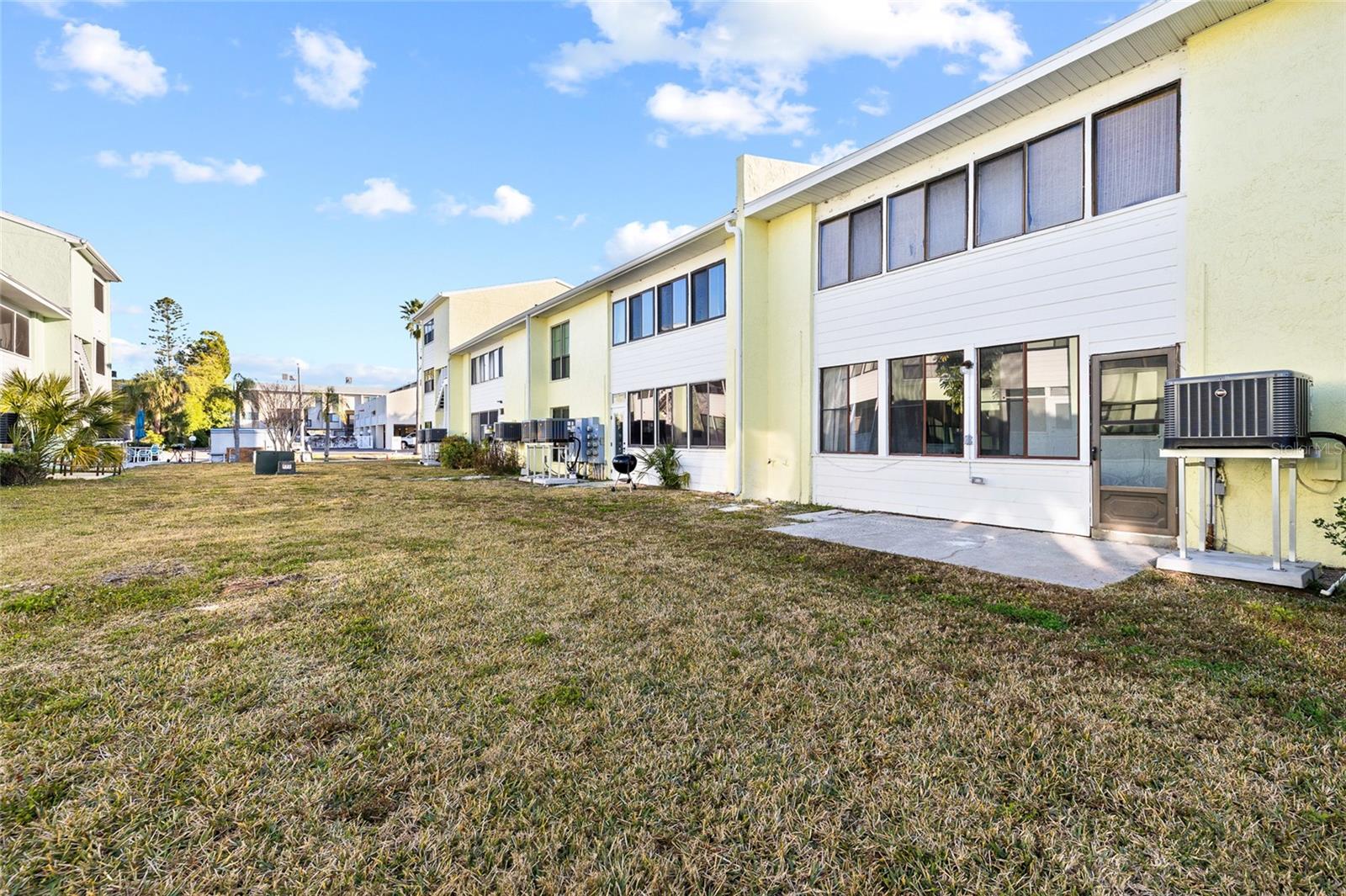 Listing photo id 32 for 1 Windrush Boulevard 21
