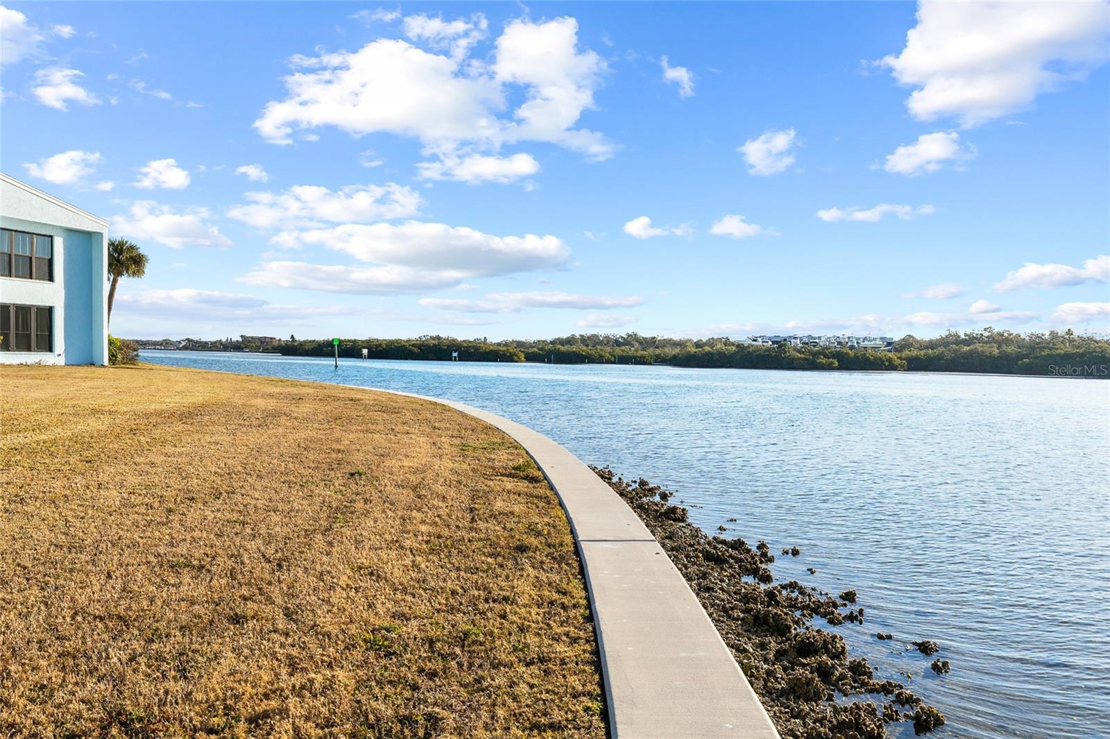 Listing photo id 35 for 1 Windrush Boulevard 21