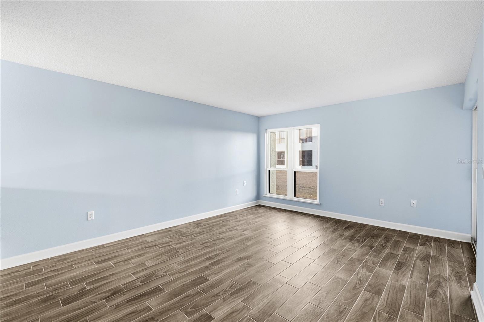 Listing photo id 6 for 1 Windrush Boulevard 21