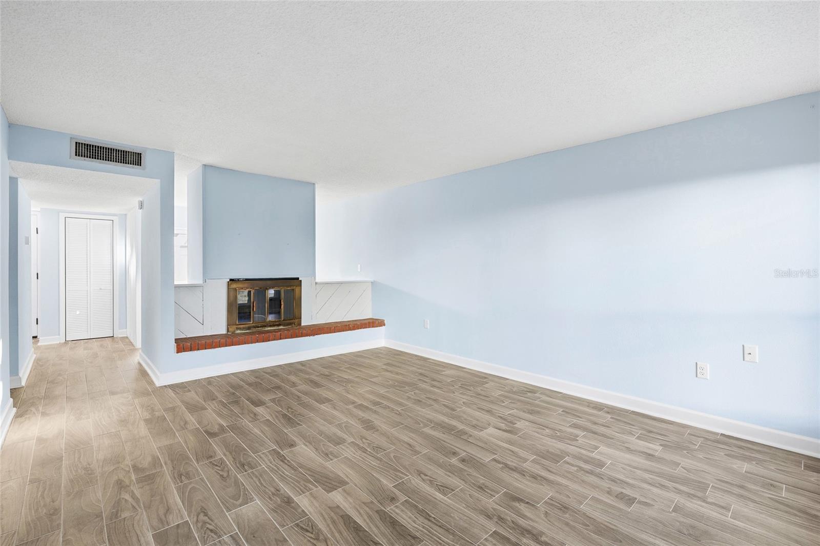 Listing photo id 7 for 1 Windrush Boulevard 21