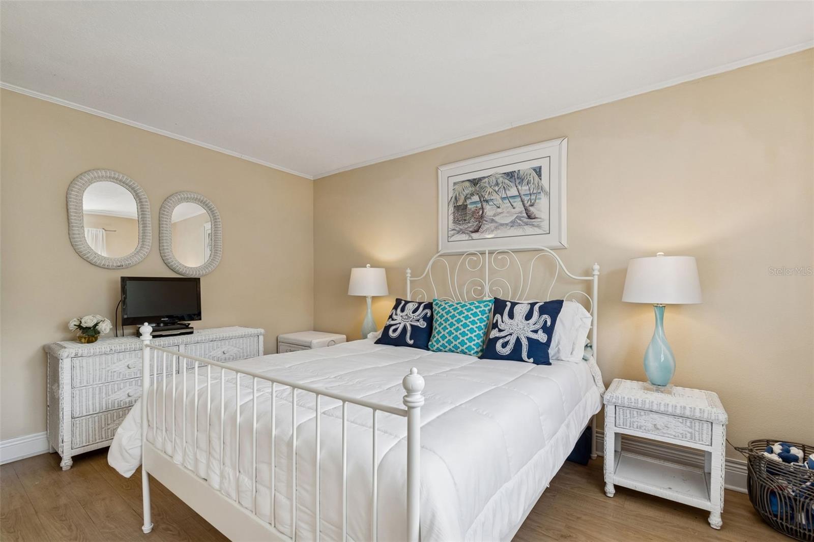 Listing photo id 11 for 245 104th Avenue 7