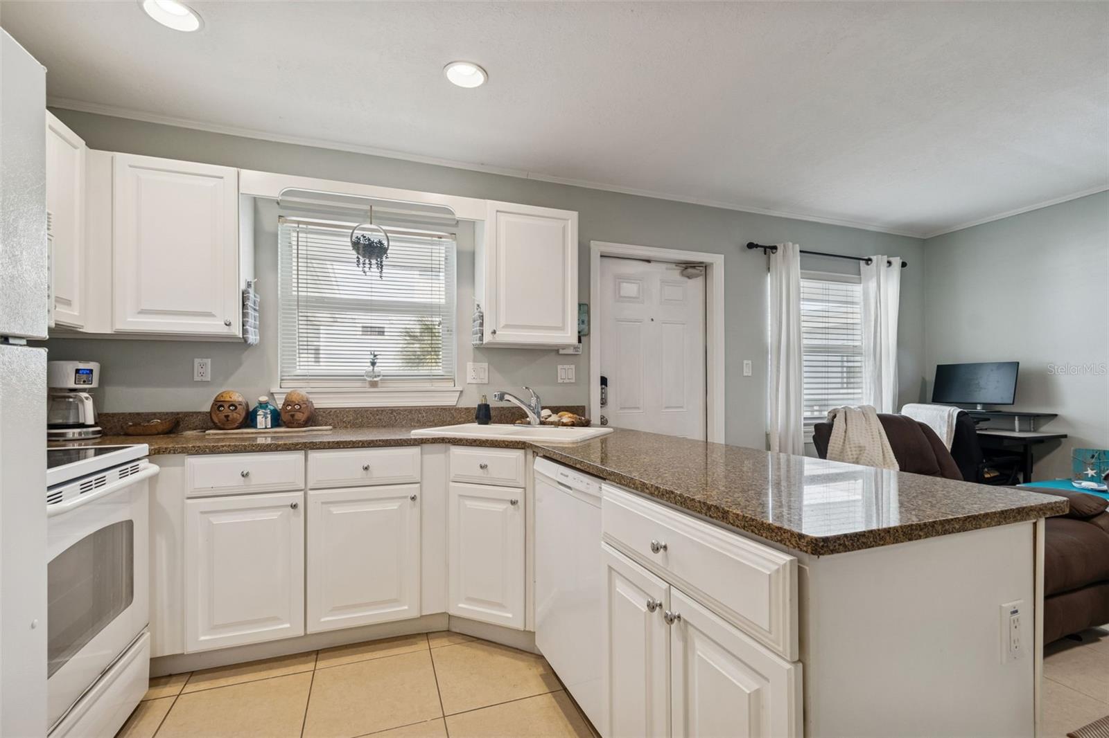 Listing photo id 6 for 245 104th Avenue 7