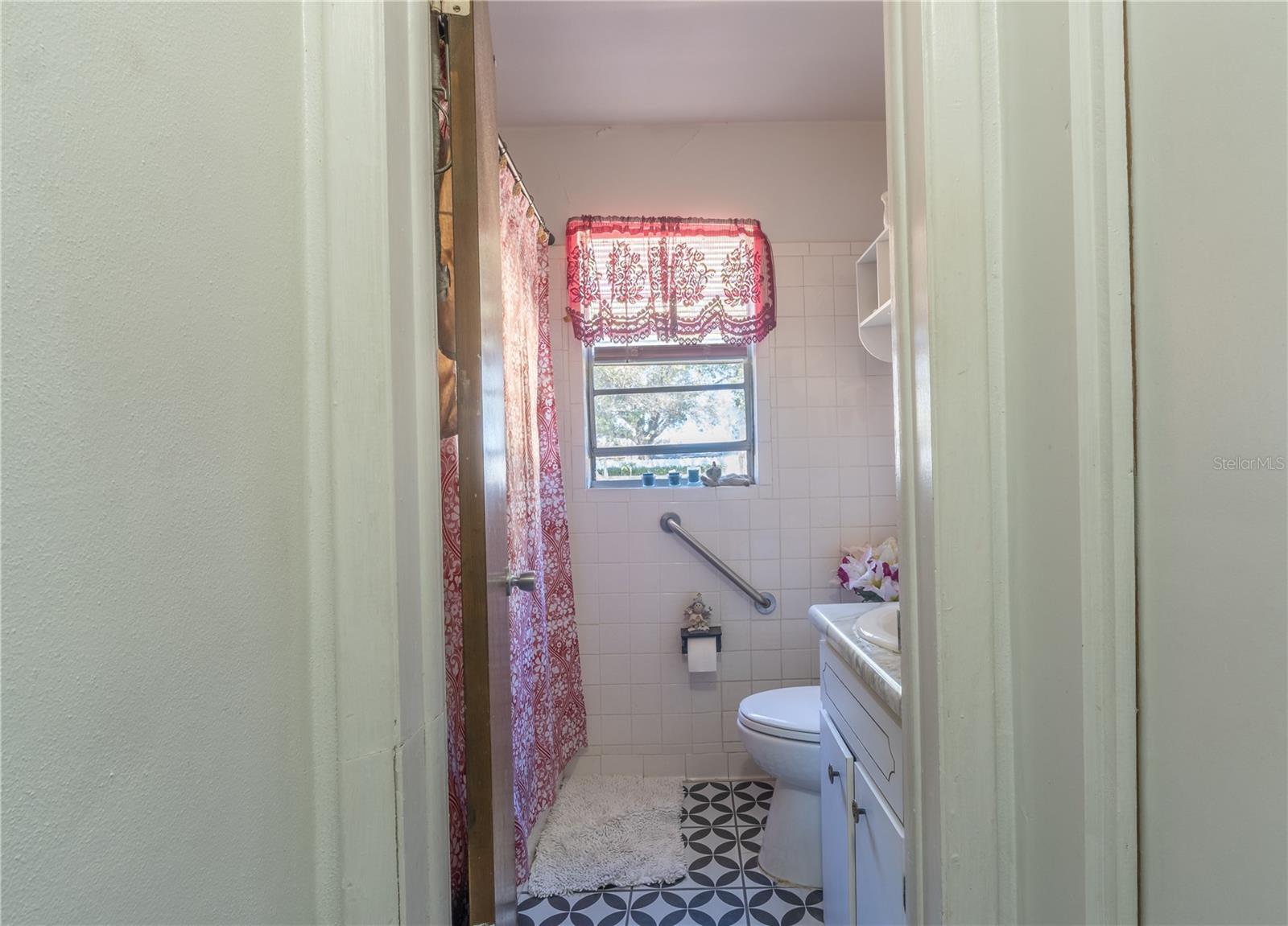 Image 15 of 27 For 733 Hennessee Street