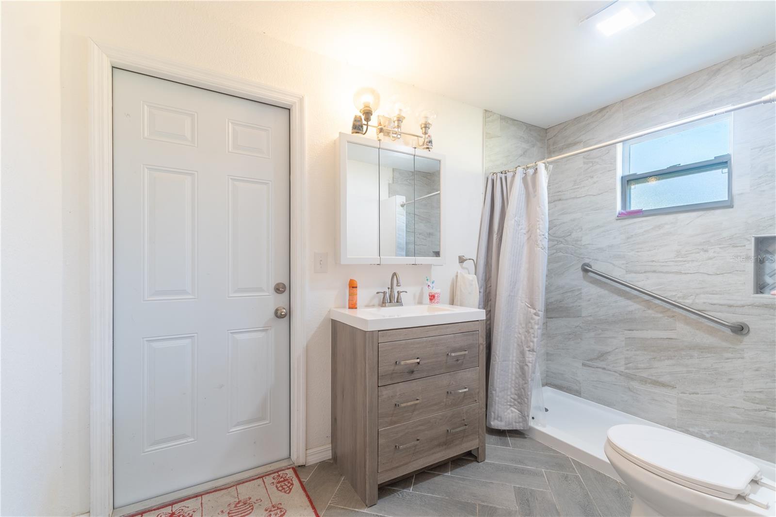 Image 18 of 27 For 733 Hennessee Street