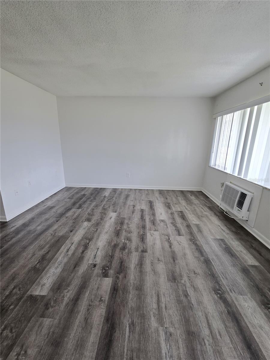 Image 3 of 17 For 2366 Shelley Street 4