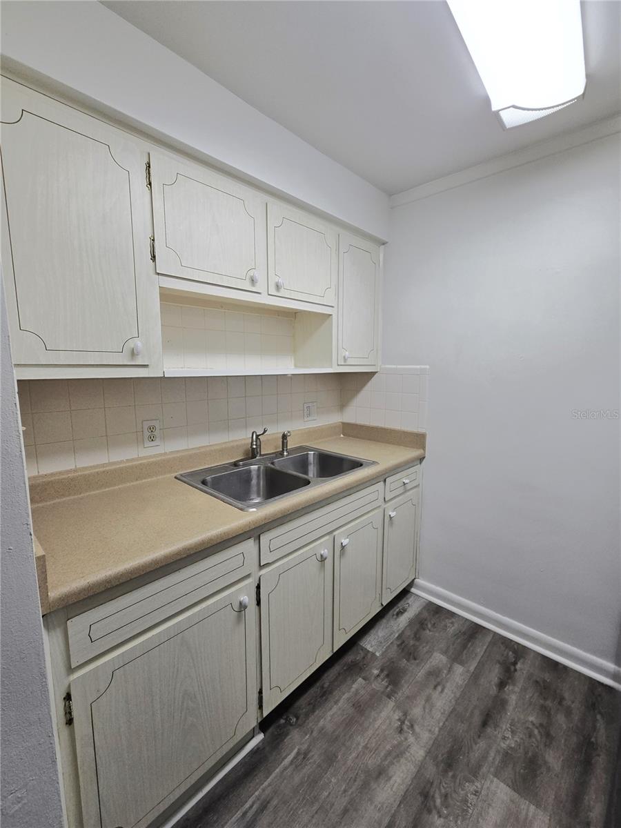 Image 7 of 17 For 2366 Shelley Street 4