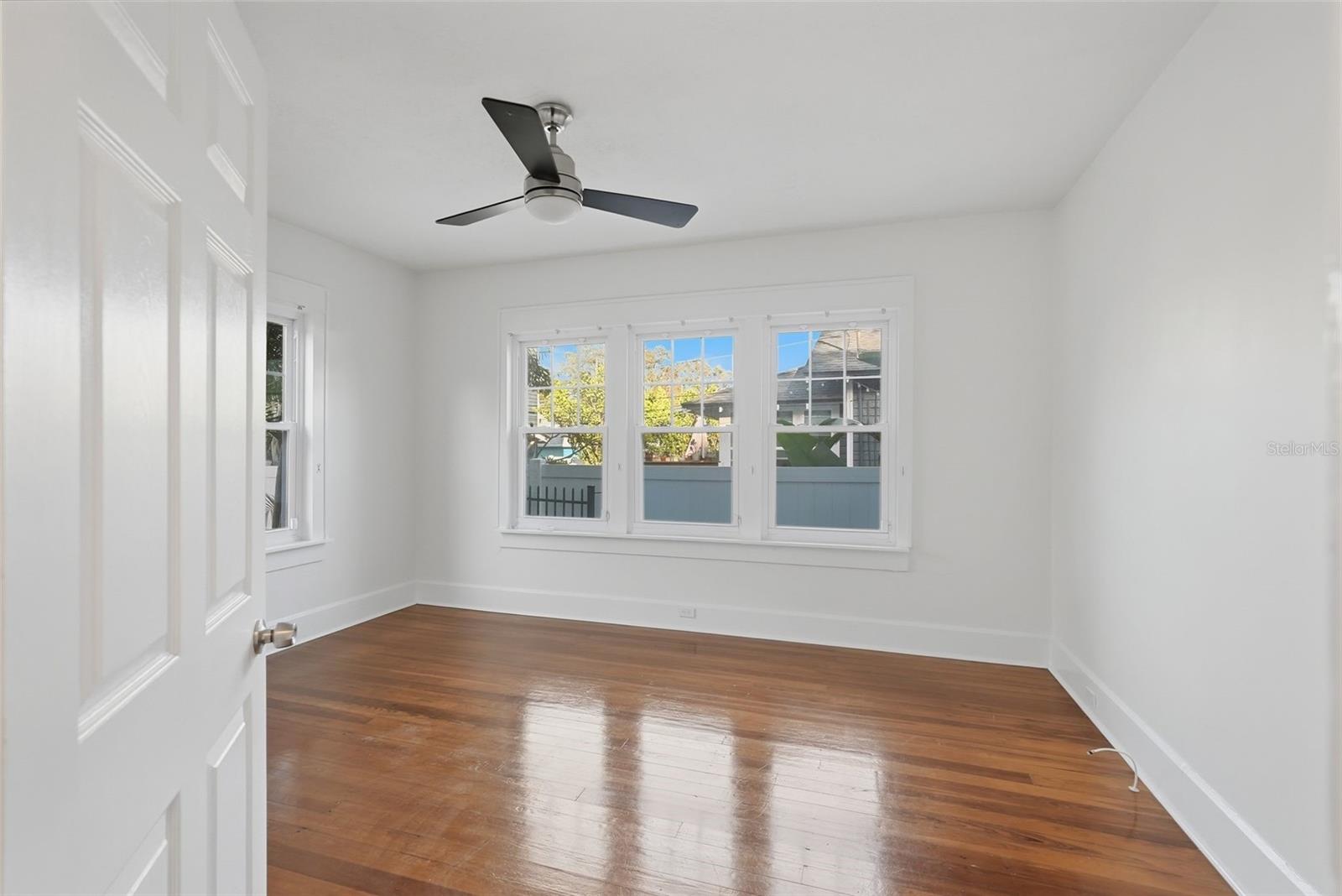 Image 16 of 27 For 2059 Burlington Avenue N